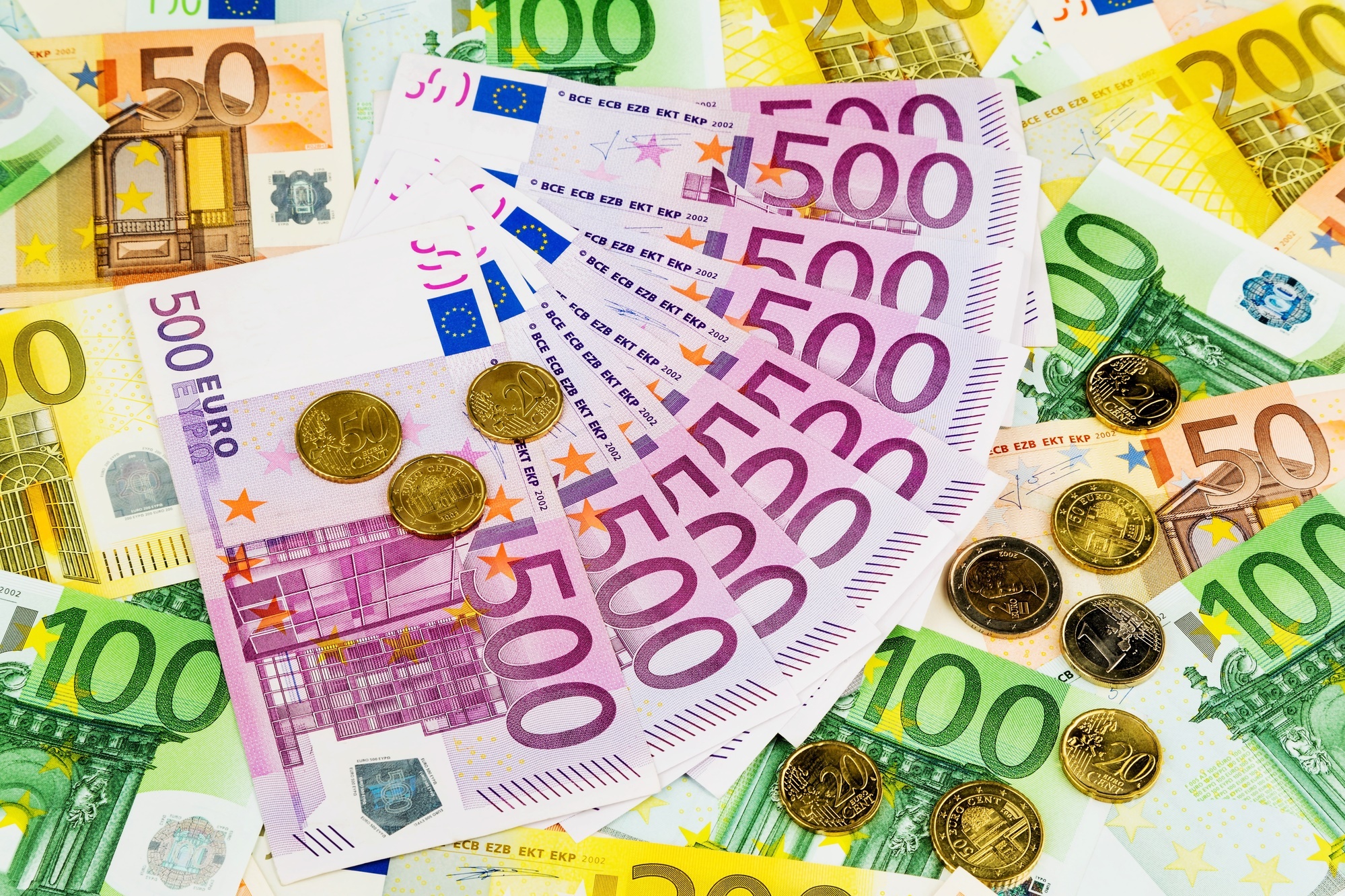 many different euro bills
