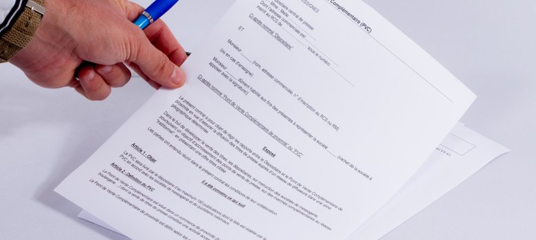 Hand, die ein Dokument hält. 