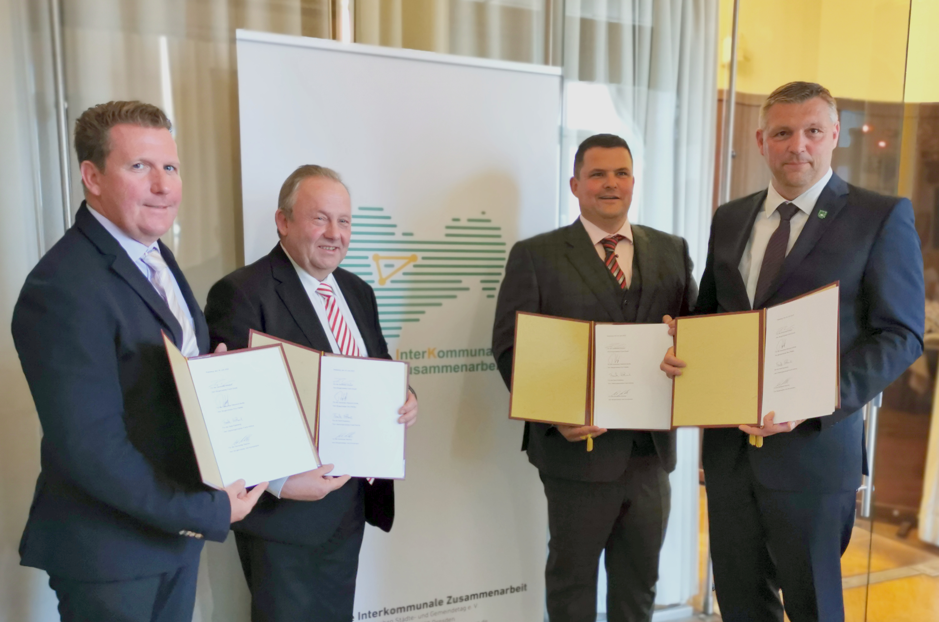 Unterschrieben gemeinsam die Kooperationsvereinbarung zur interkommunalen Zusammenarbeit: Radebergs Oberbürgermeister Frank Höhme (2.v.r.), Ottendorf-Okrillas Bürgermeister Rico Pfeiffer (r.), Arnsdorfs Bürgermeister Frank Eisold (l.) und Wachaus Bürgermeister Veit Künzelmann