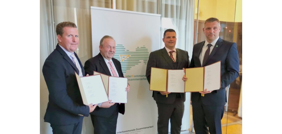 Unterschrieben gemeinsam die Kooperationsvereinbarung zur interkommunalen Zusammenarbeit: Radebergs Oberbürgermeister Frank Höhme (2.v.r.), Ottendorf-Okrillas Bürgermeister Rico Pfeiffer (r.), Arnsdorfs Bürgermeister Frank Eisold (l.) und Wachaus Bürgermeister Veit Künzelmann