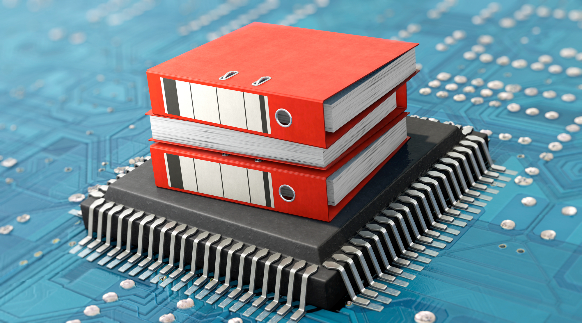 Auf einem stark vergrößertem Mikrochip sind drei rote Aktenordner platziert.