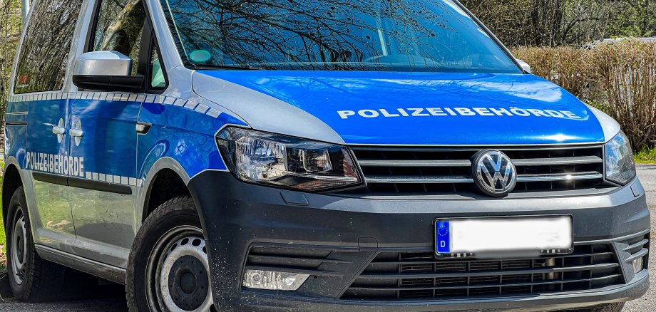 Graues Dienstfahrzeug von Volkswagen, in Lackierung der Polizei, ohne Blaulicht und in scharfer Abgrenzung zur Polizei mit der Aufschrift "Polizeibehörde" an der Seite und auf der Motorhaube.