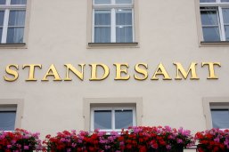 Standesamt Graues Gebäude mit einem goldenen Schriftzug "Standesamt"