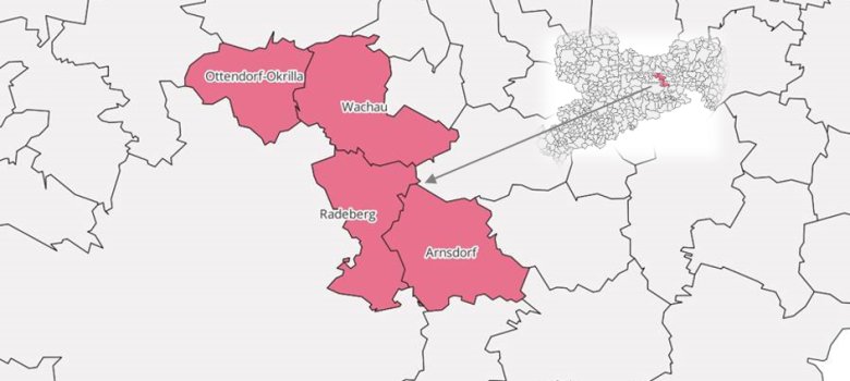 Zusehen ist ein Ausschnitt einer Landkarte von Sachsen mit allen Gemeindegrenzen. Die Kommunen Arnsdorf, Ottendorf-Okrilla, Radeberg und Wachau bilden einen Verbund und wurden gleich eingefärbt.