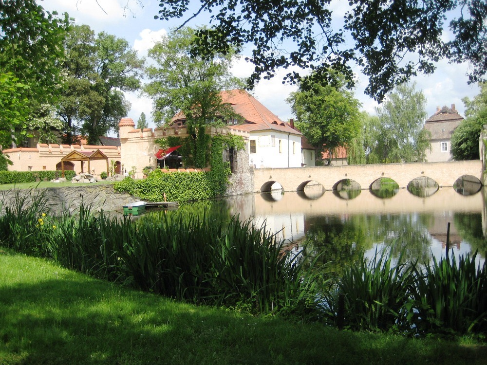Lampertswalde Schlosspark mit Burgcafé