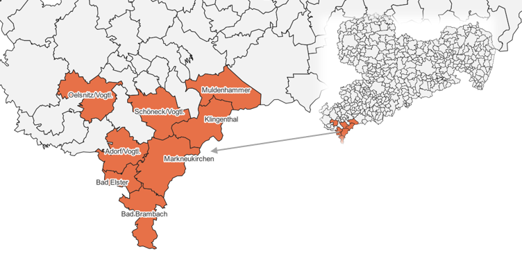 Auf dem Bild werden orange hinterlegt die Kommunen Adorf/Vogtland, Bad Brambach, Bad Elster, Klingenthal, Marktneukirchen, Muldenhammer, Oelsnitz/Vogtl. und Schöneck/Vogtl. als Ausschnitt einer Landkarte des Freistaates Sachsen abgebildet.
