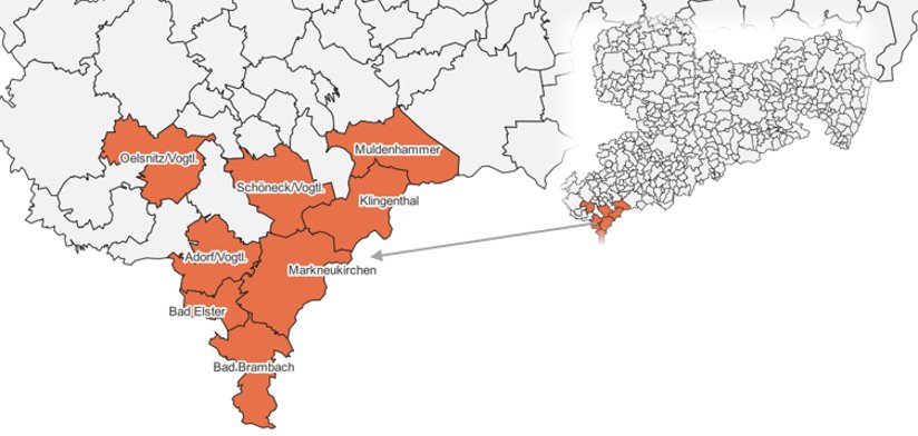 Auf dem Bild werden orange hinterlegt die Kommunen Adorf/Vogtland, Bad Brambach, Bad Elster, Klingenthal, Marktneukirchen, Muldenhammer, Oelsnitz/Vogtl. und Schöneck/Vogtl. als Ausschnitt einer Landkarte des Freistaates Sachsen abgebildet.