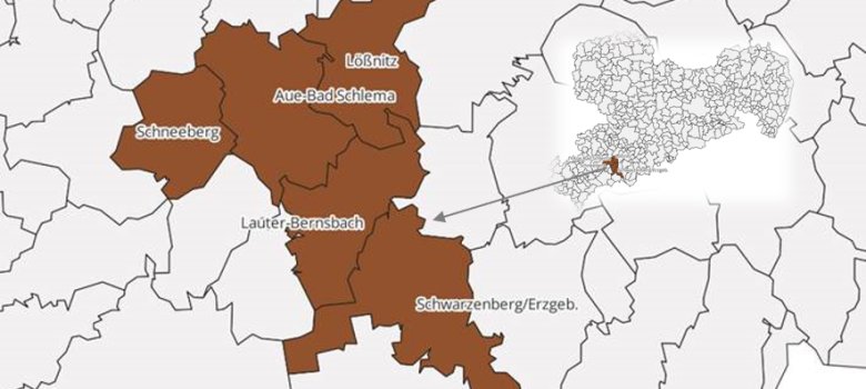 Zusehen ist ein Ausschnitt einer Landkarte von Sachsen mit allen Gemeindegrenzen. Die Städte Aue-Bad Schlema, Lauter-Bernsbach, Lößnitz, Schneeberg und Schwarzenberg bilden einen Verbund und wurden gleich eingefärbt.