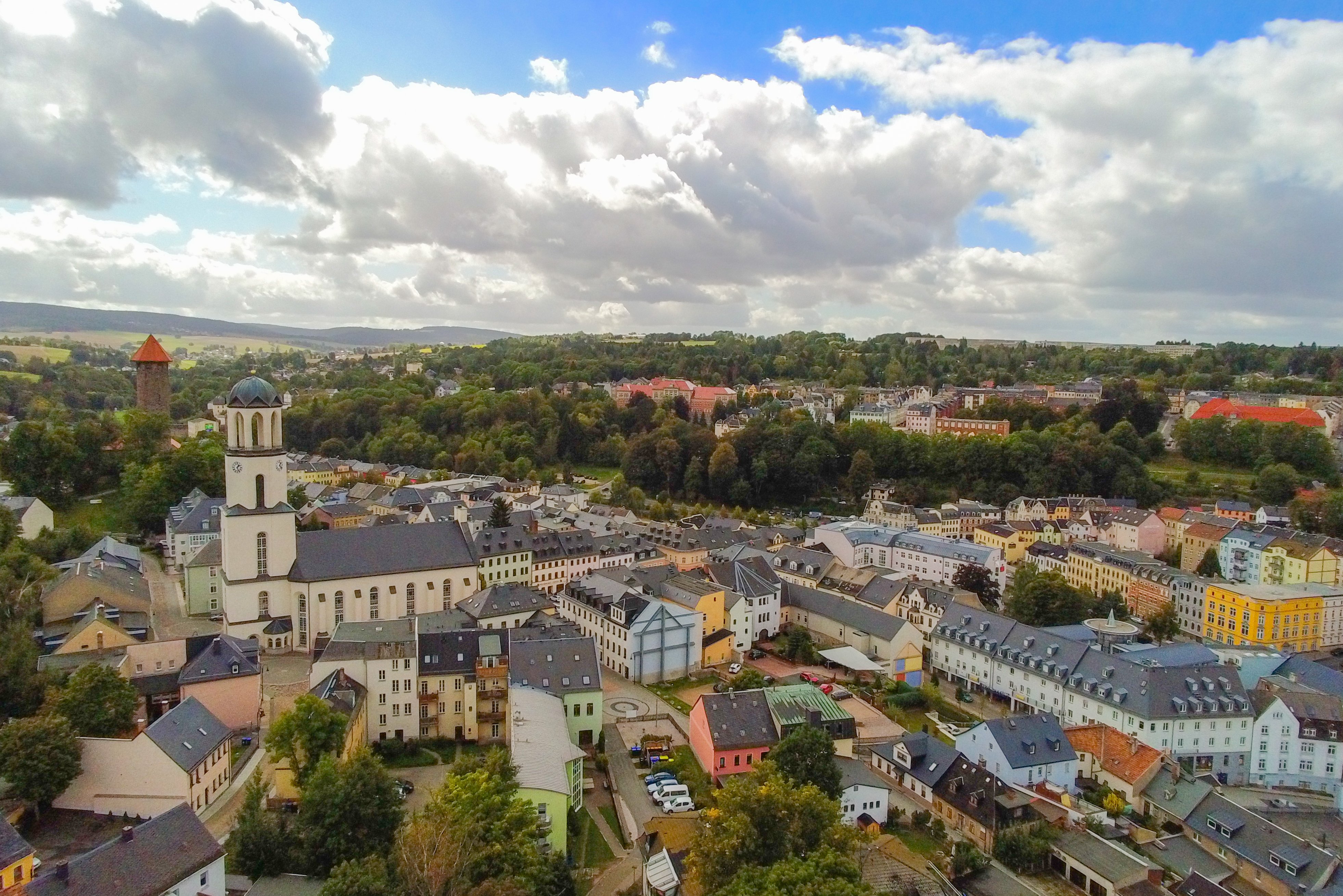 Zusehen ist ein Luftbild der Stadt Auerbach im Vogtland im Herbst. 